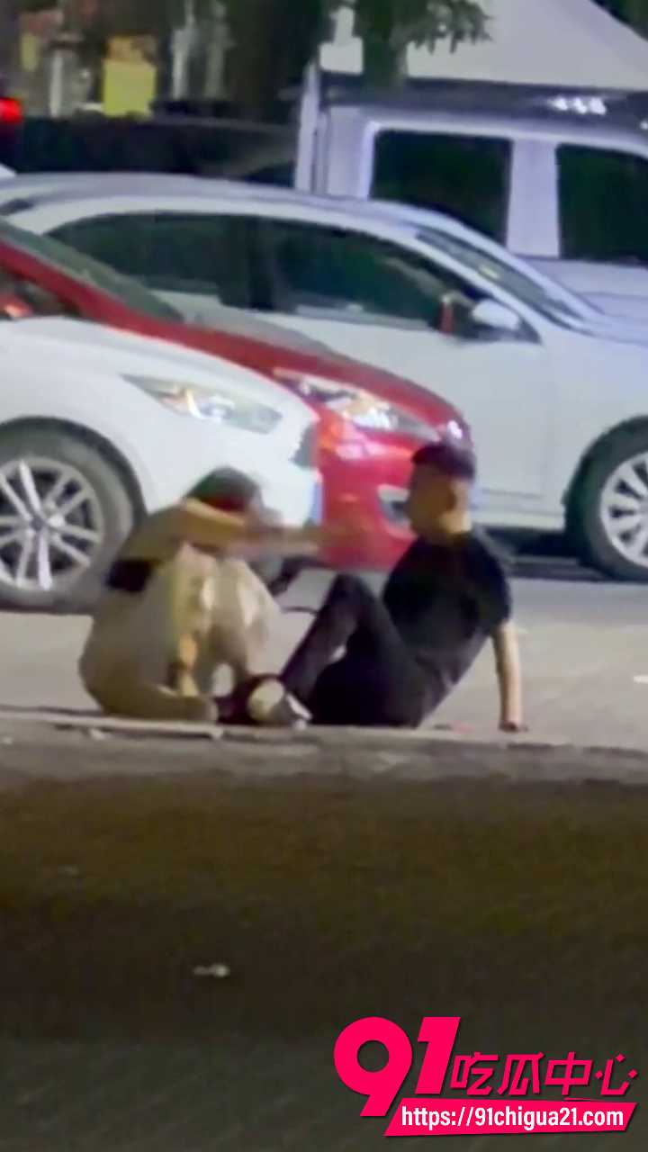 美女喝高后路边放飞自我 5