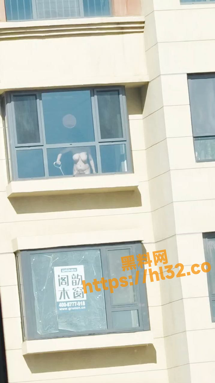 偷拍邻居大奶少妇全裸在家用吸尘器打扫卫生！两个美乳在空中摇晃极具看点！