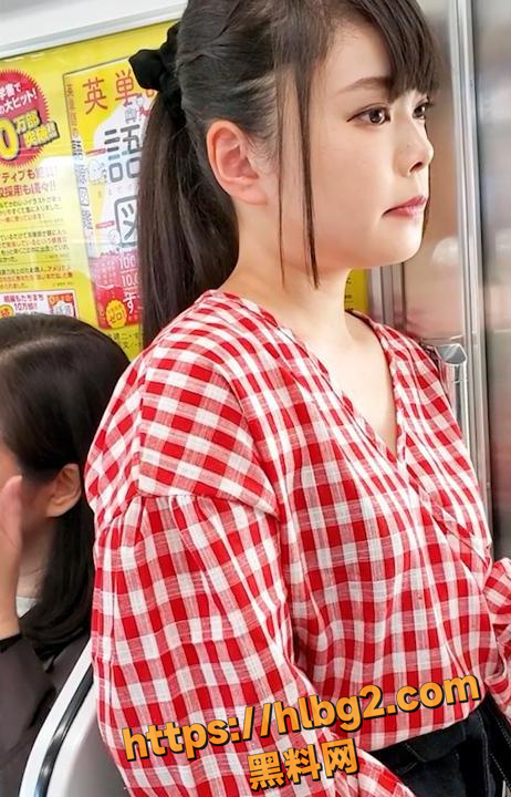 地铁偷拍狂人偷拍红色格子衫美女饱满美乳 居高临下俯瞰式偷拍 犹如一对活了的小白兔要蹦出女子胸部!