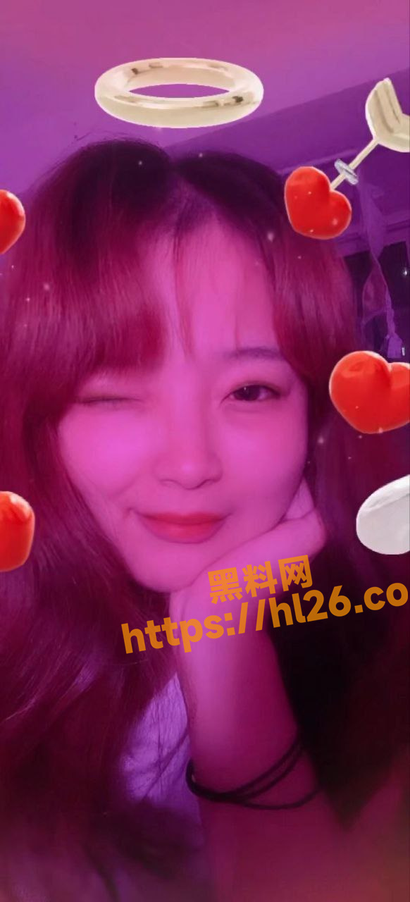 刚毕业不久的妹子在网上玩游戏后进行唱K认识！用几个小礼物就可拿捏其肉体！