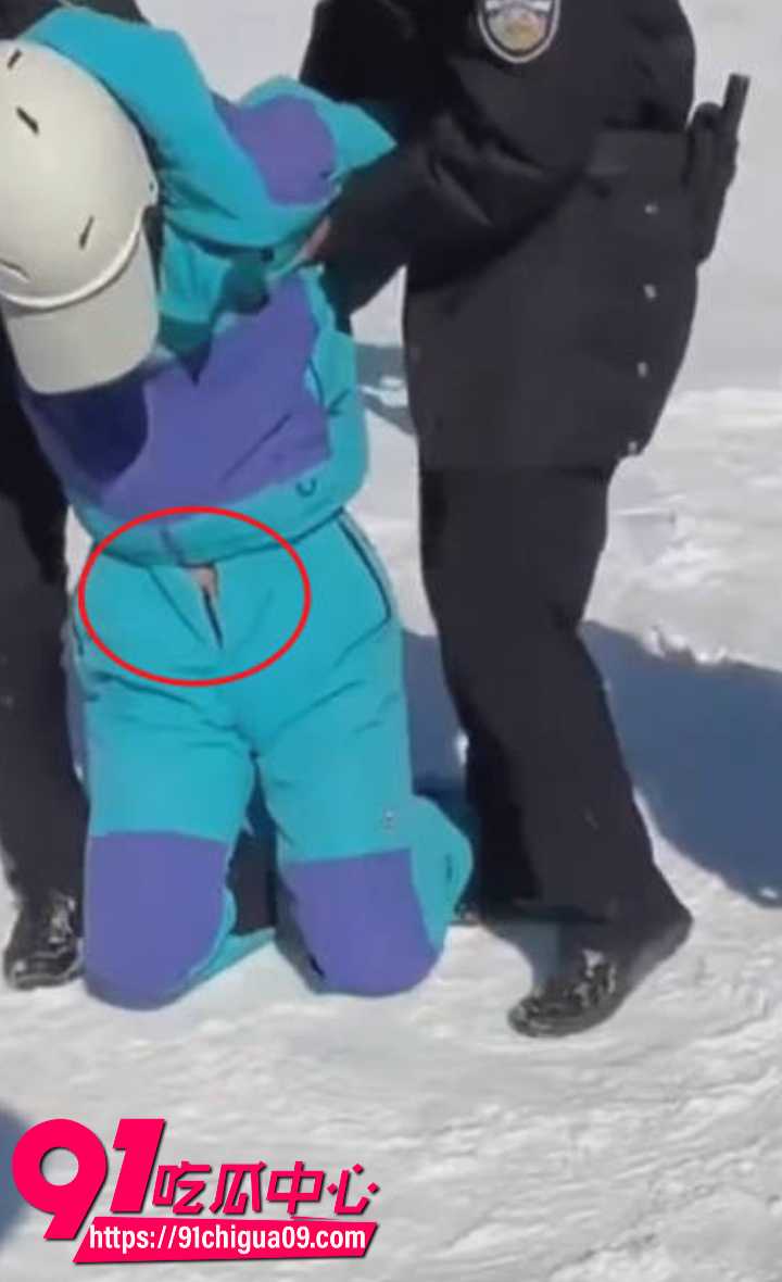 河北云居滑雪场男子当众掏屌蹭女教练3