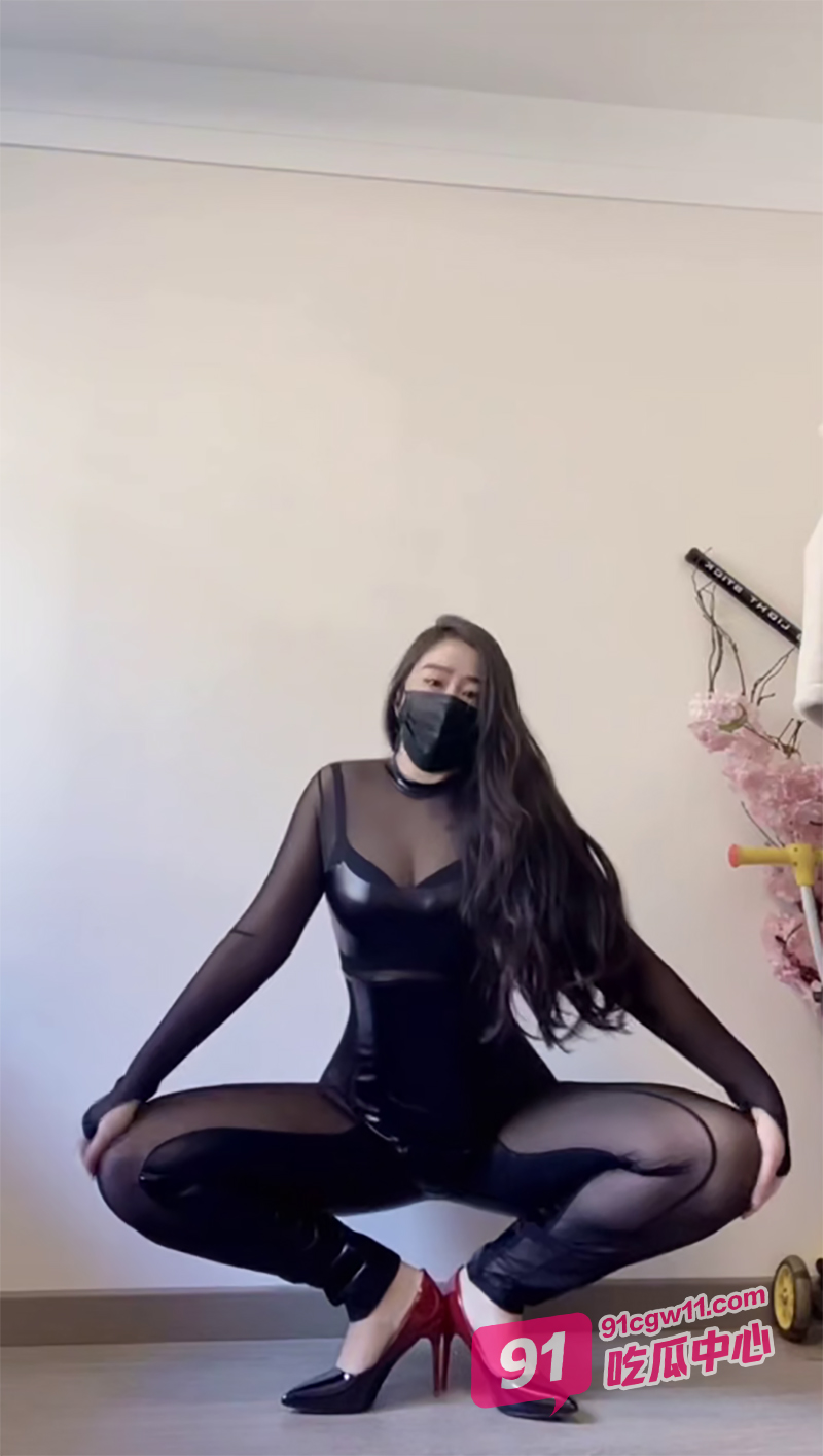 快手网红主播～超级巨乳穿性感黑丝大跳艳舞献媚金主 大屁股很有特色！ 配图