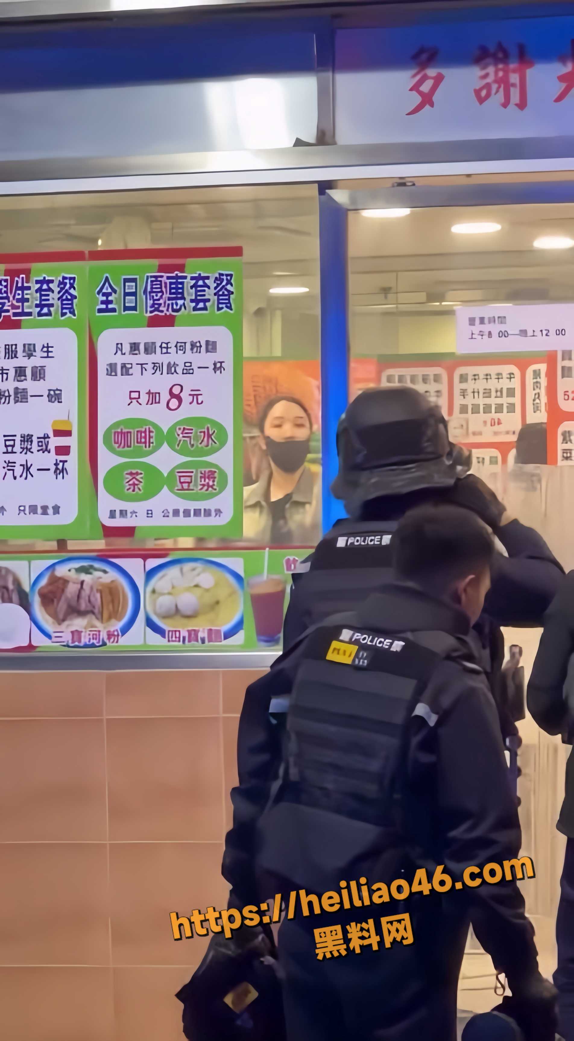 香港上水凌晨 猛女持剪刀与菜刀袭警 对峙警方狂砍警盾被合力制服！