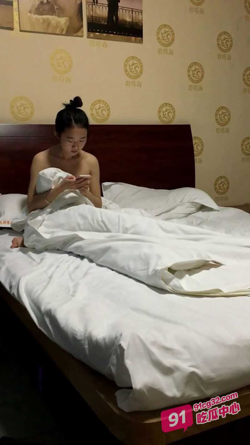 江西现代学院张欣 和男友多姿势操逼没想到偷拍贩卖视频 !