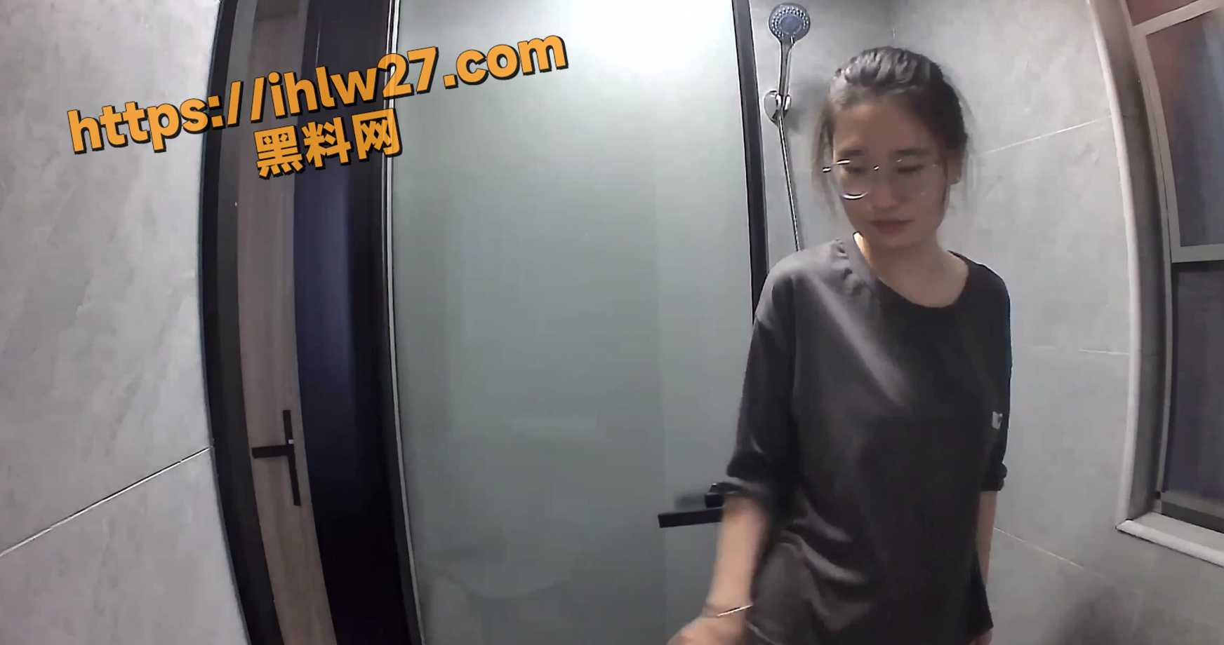 邪恶房东浴室偷拍女租客 眼镜学生妹洗澡全程被记录下来 女大嫩妹的酮体浑身都有种含苞待放的诱惑！