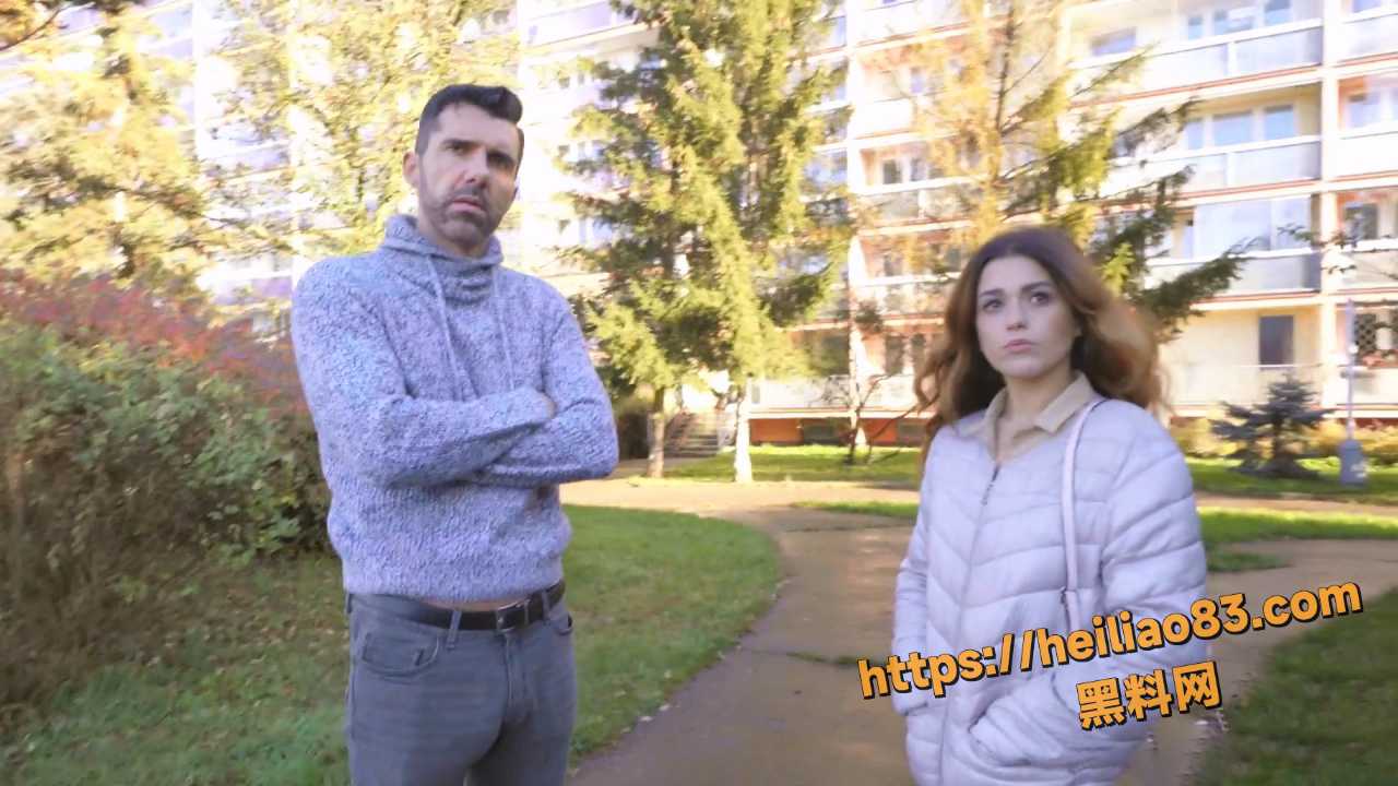 捷克街头钞能力系列 紧身西班牙宝贝在丈夫背后口交和性交