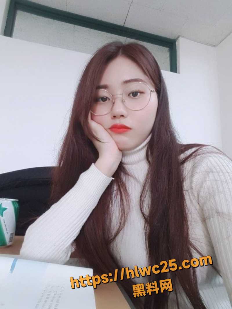 IOS高质露脸泄密 微胖女大学生 跪姿抱脚美穴呈献 男友曝光私密自拍