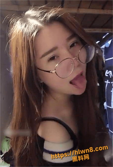 武汉服装学院 大三学生刘宝妍  室友不在宿舍大胆下海自慰直播！素质料友先评再看