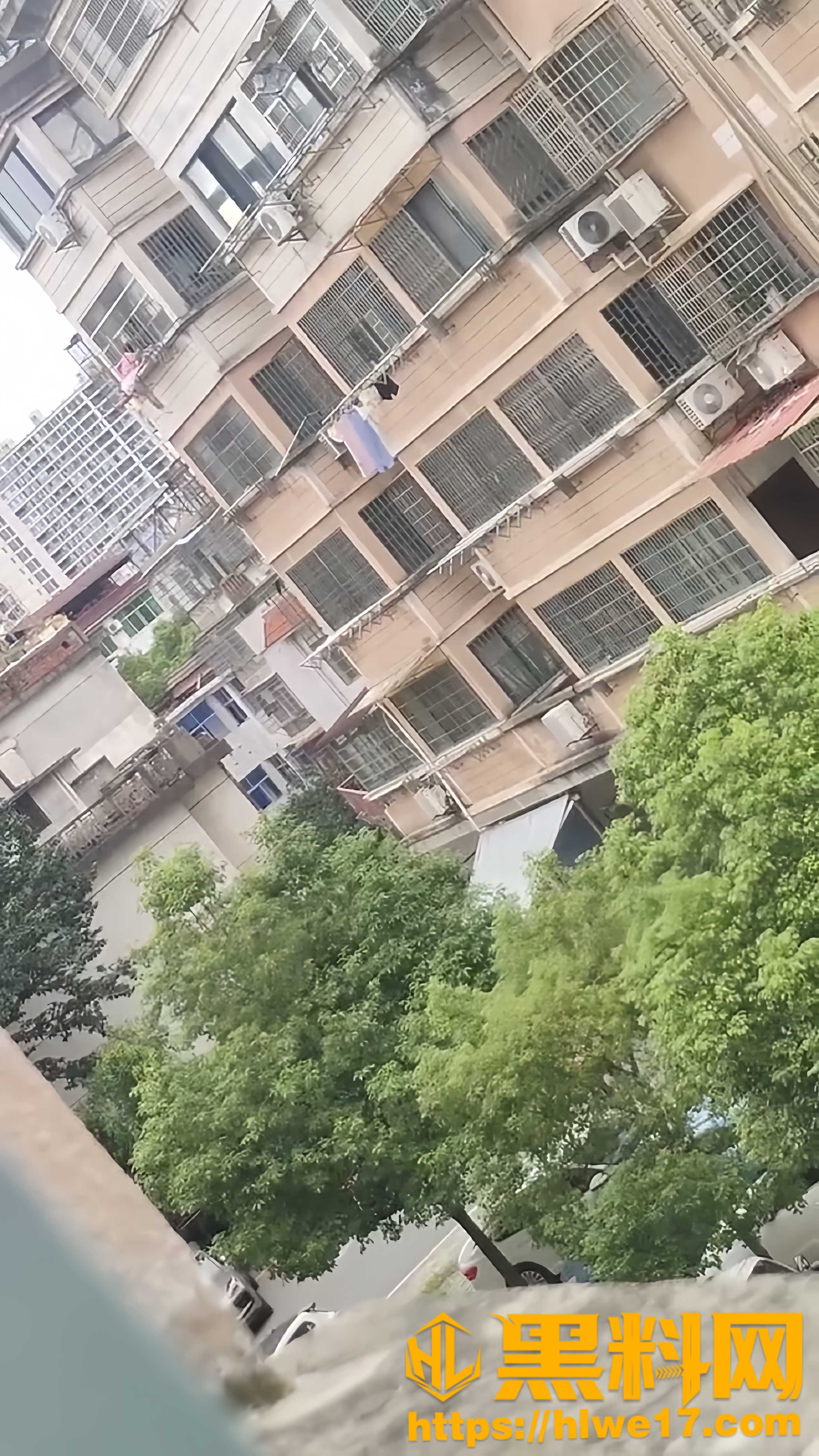 黑料正能量 南昌星湖湾小区 一女子跳楼轻生 救援人员惊险施救