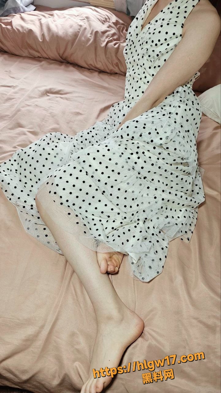 原创up主 妹妹穿新裙子找哥哥逛街 哥哥色魔上身 刚进门就强上妹妹 后入爆操粉嫩骚穴！