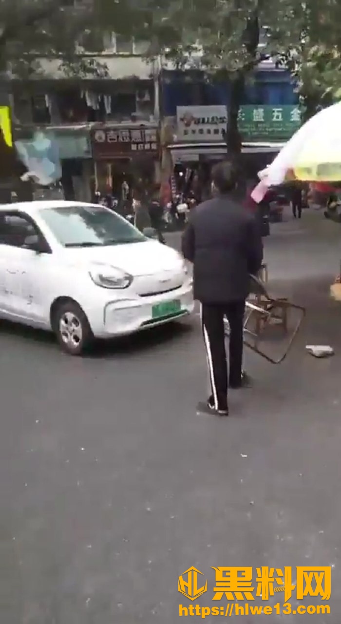 广西鑫宏东海蔬菜批发市场 男子持砍刀冲突被多人围堵 现场视频流出