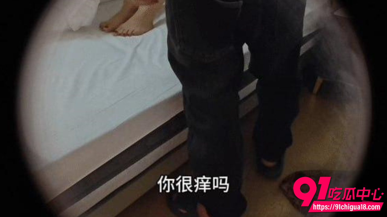儿子偷拍妈妈洗澡后直接床上强上17