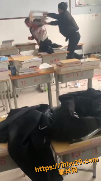 河南鹤壁技师学院校园暴力事件 几个男孩在教室群殴暴揍一男孩 满地的血太惨了