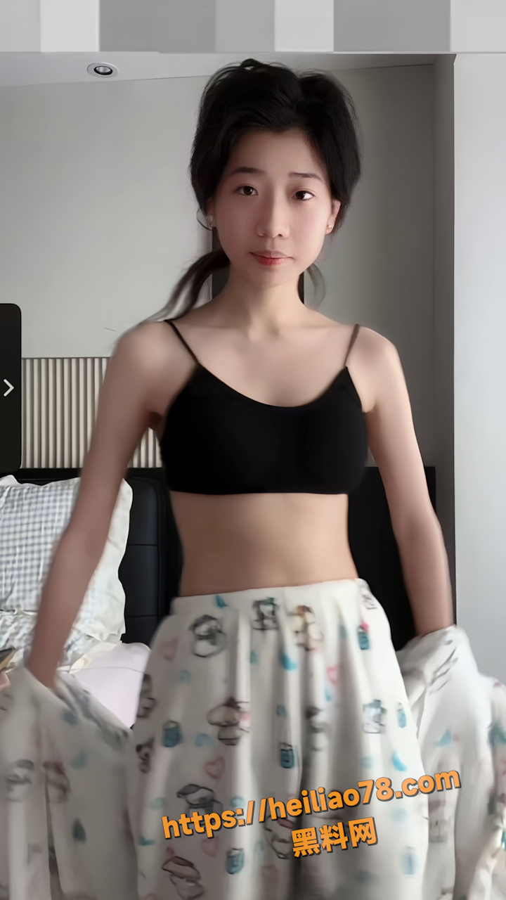 抖音网红 小妍my 最新私密脱衣摸逼诱惑 全程大尺度展示身材！