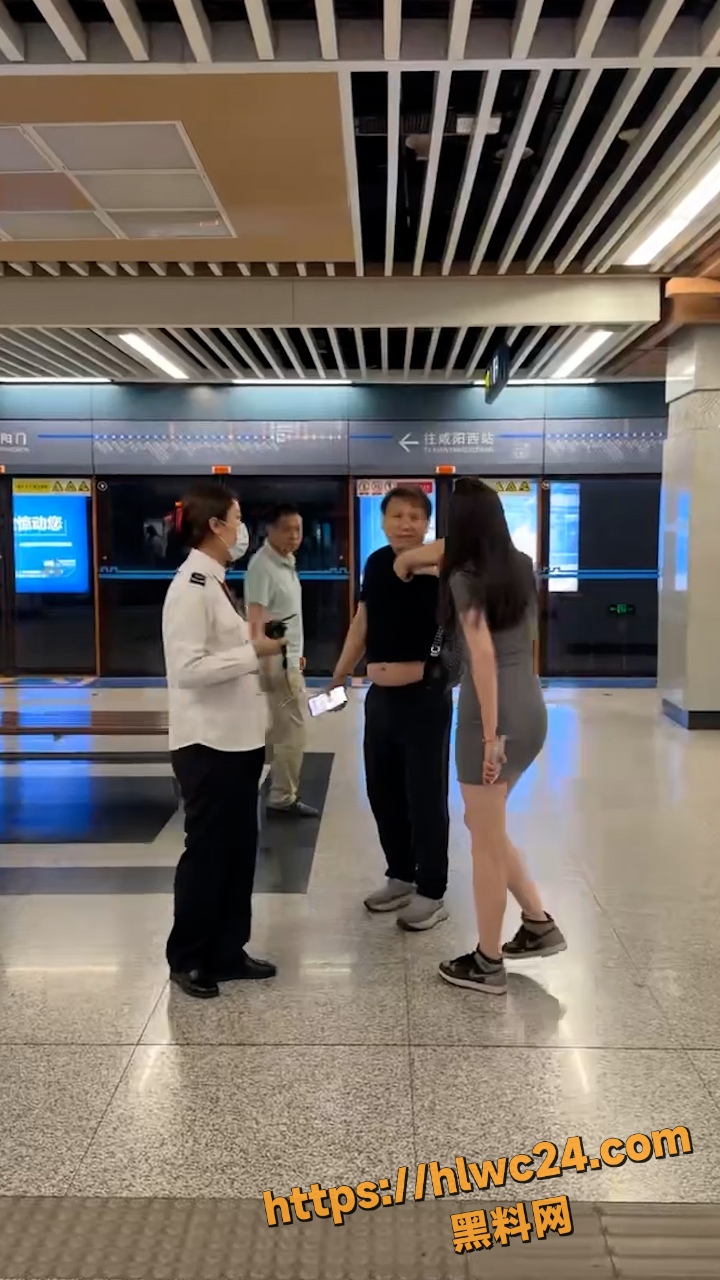 地铁惊现老男人偷拍短裙美女 当场发现被抓 色胆包天这下落网了