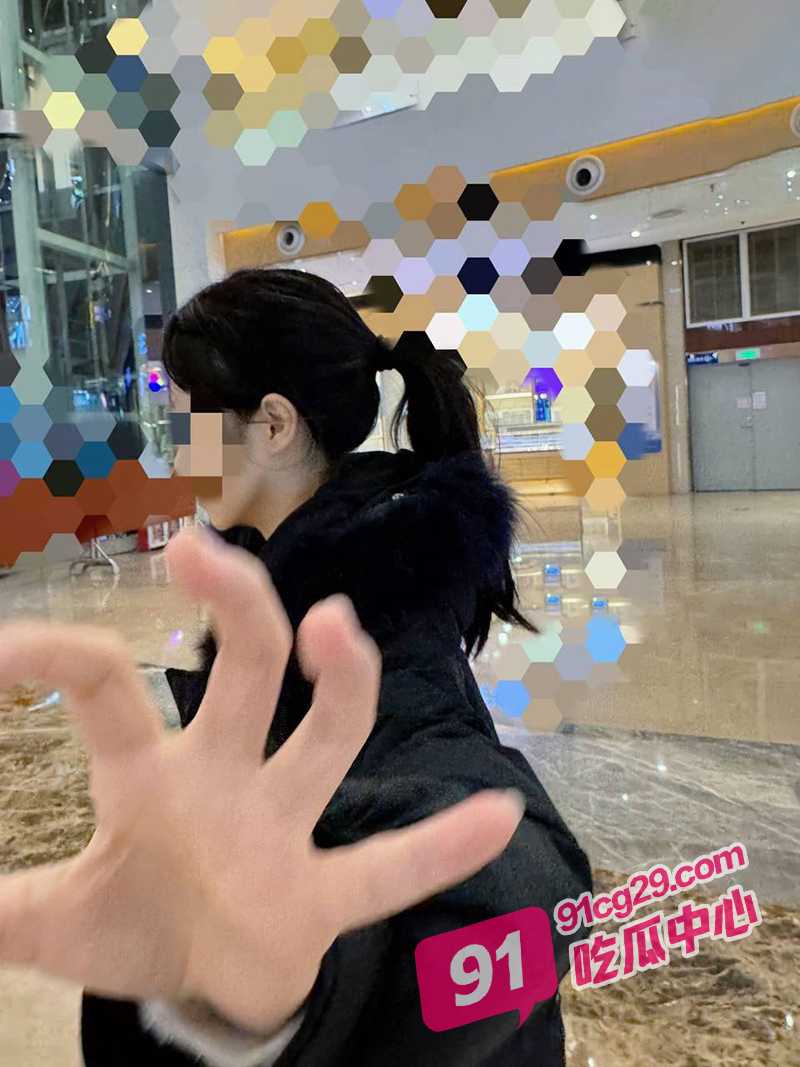 兄妹乱伦之爆操给爸爸打电话的黑丝妹妹 直接摁在厨台上疯狂抽插！