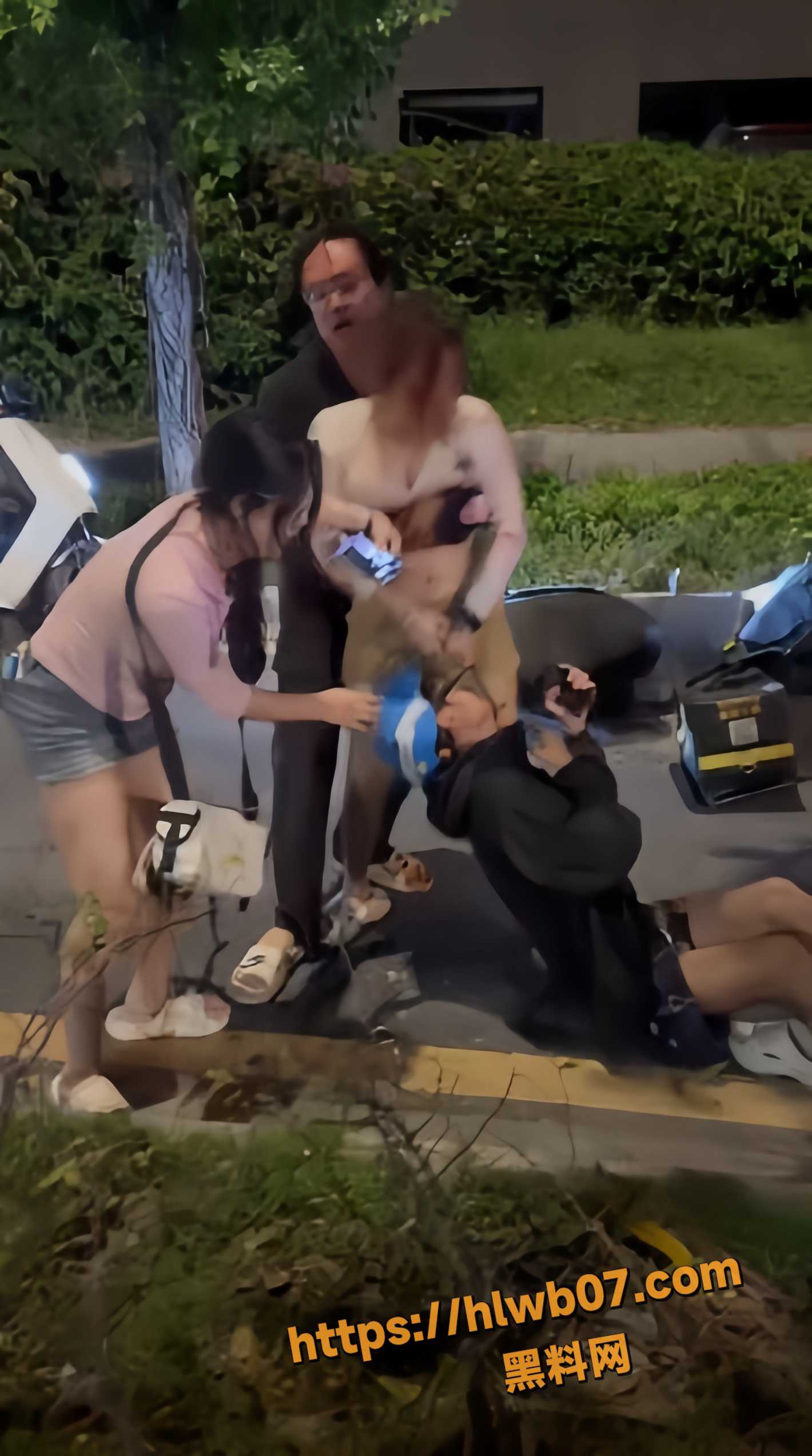街头福利现场 集美们醉酒暴揍外卖小哥 眼镜哥劝架秒变得吃哥 全程摸奶爽翻天！