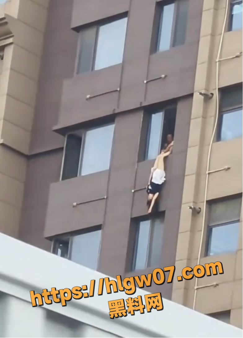 女子再度跳楼裙底失守，露出白皙大腿及私密部位，香港街头惊现大胆一幕!