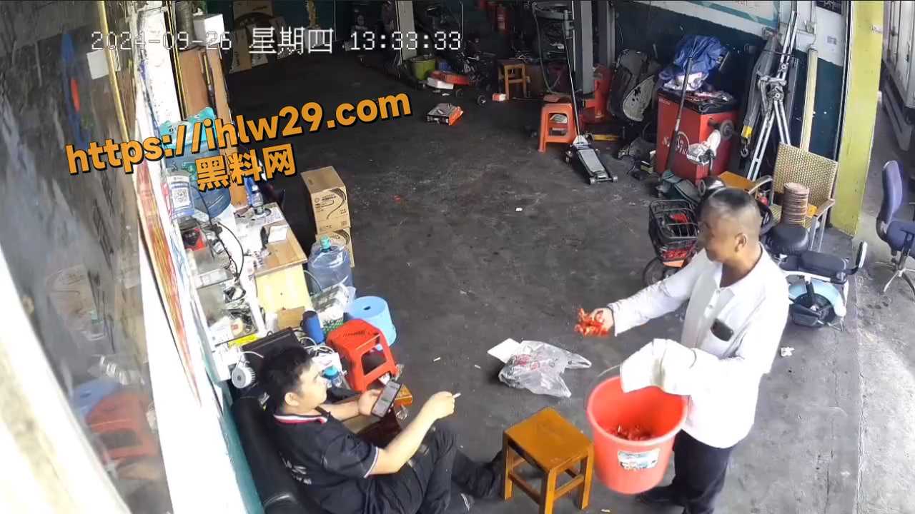 广东顺德男子提桶给店主发“喜糖”， 当店员说自己是打工的男子秒变脸 川剧变脸传承人！