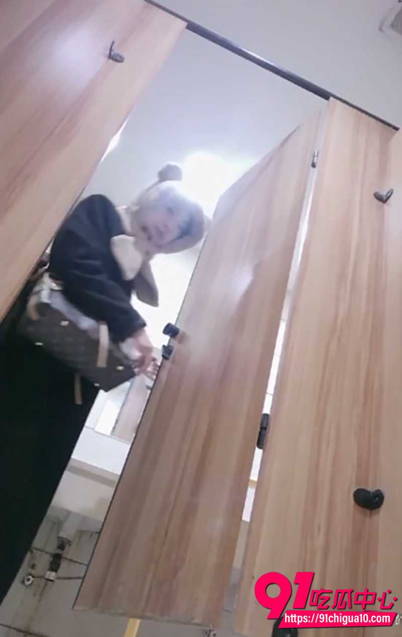 精品女厕后景偷拍 7