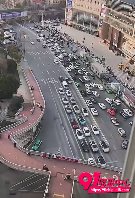 湖北纹身哥马路拦车现场1