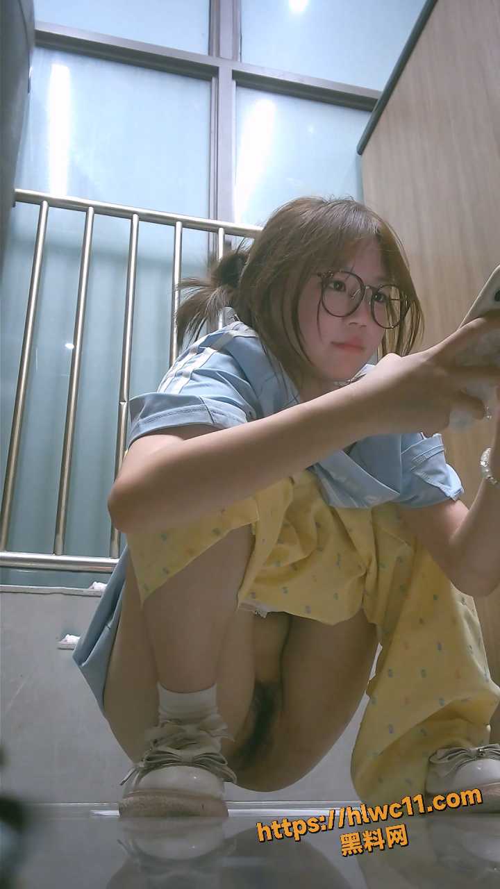 高级写字楼女厕偷拍 多位少女白领女神 惊现眼镜妹尿完忍不住扣骚逼自慰