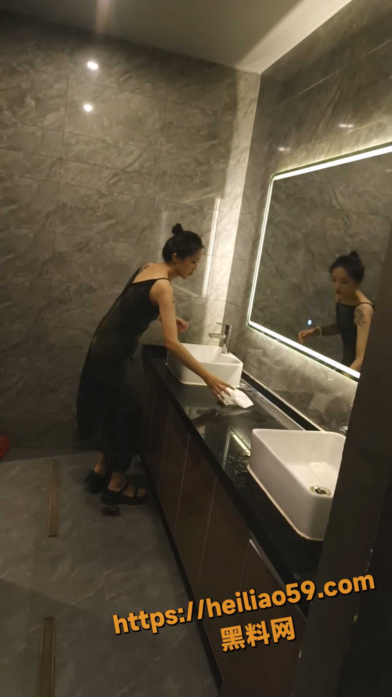 精选酒吧女厕偷拍 众多小姐姐逼脸同框 蹲坑尿尿 粉嫩骚穴春光全泄！