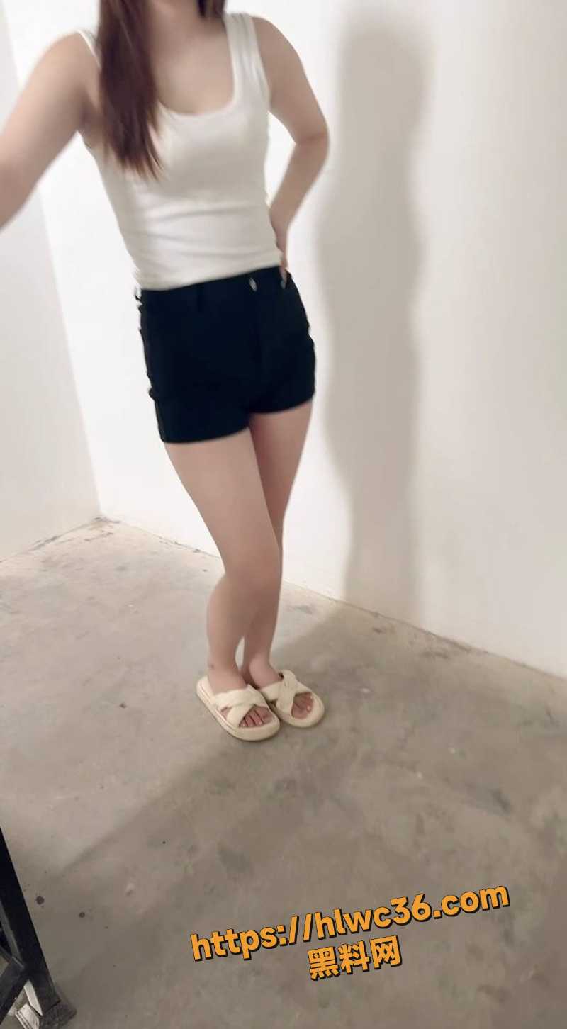 原创 情人节激情时刻 拉妹妹到楼梯间深喉口交超刺激！