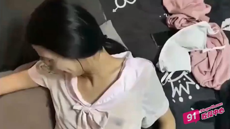 兄妹乱伦实录~禽兽哥哥精虫上脑竟让胸都没发育的亲妹妹给自己泄欲