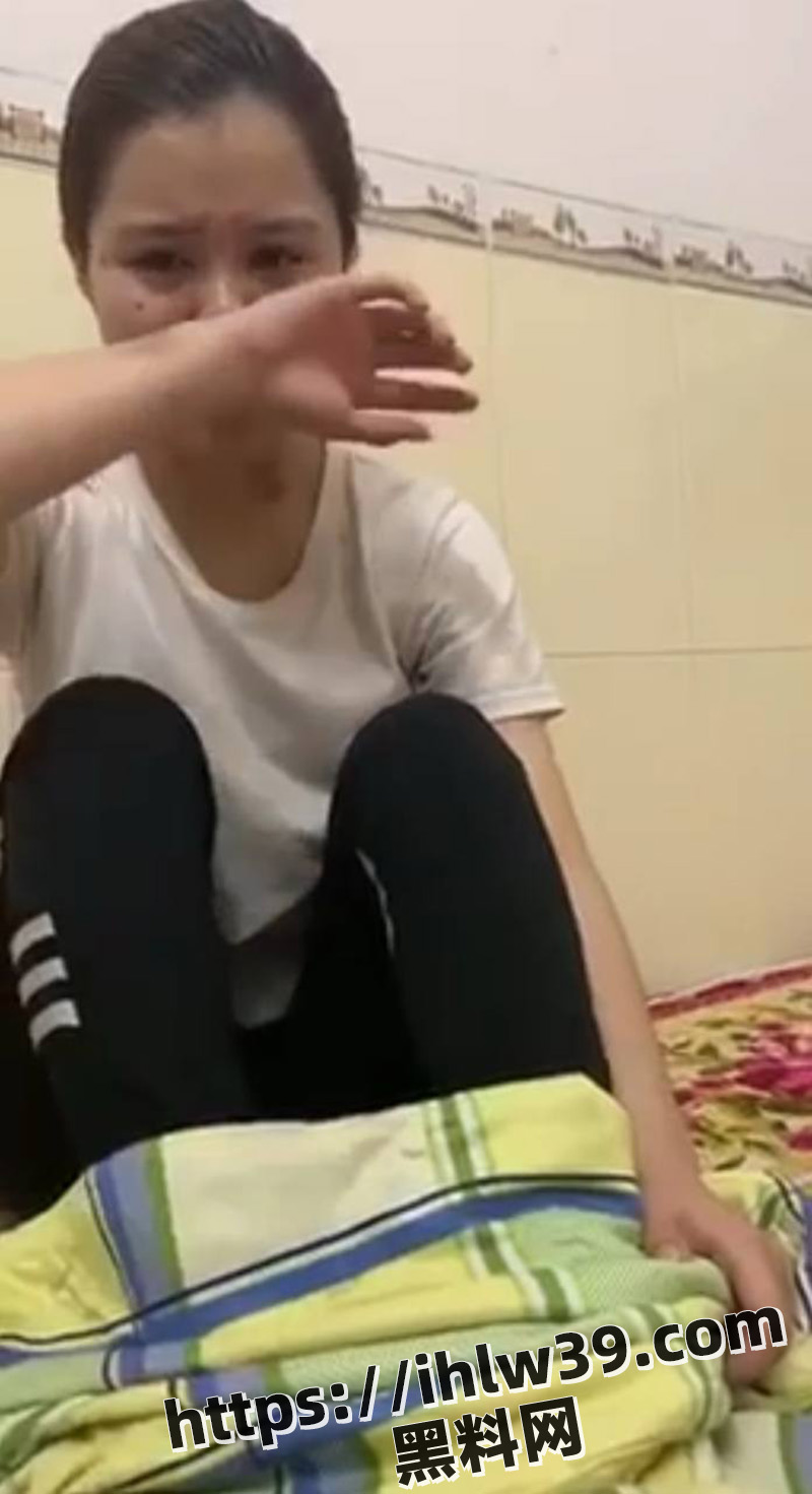 微胖小美女被捆绑双手后入爆操 脸上的痛苦面具仿佛写着强奸二字！