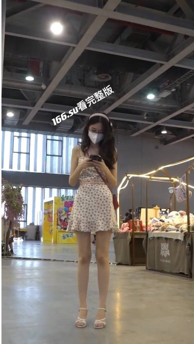 漫展抄底大神尾随 斑点连衣裙小姐姐 裙底毛茸茸骚穴全曝光视频 配图3