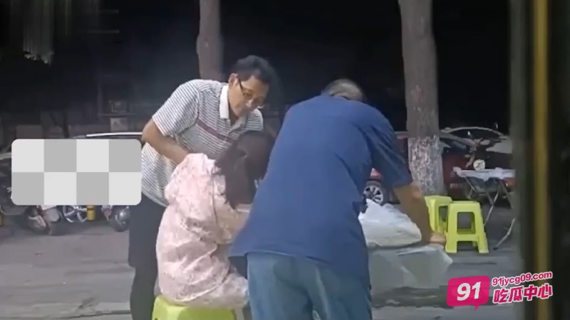 湖北街头大爷和眼镜男 路边大排档捡尸醉酒女 咸猪手摸逼揉胸现场视频流出