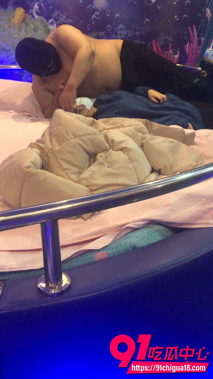 经典迷奸神作曝光 大二清纯妹子聚会喝迷药晕倒 室友金主轮番玩弄私处狂插