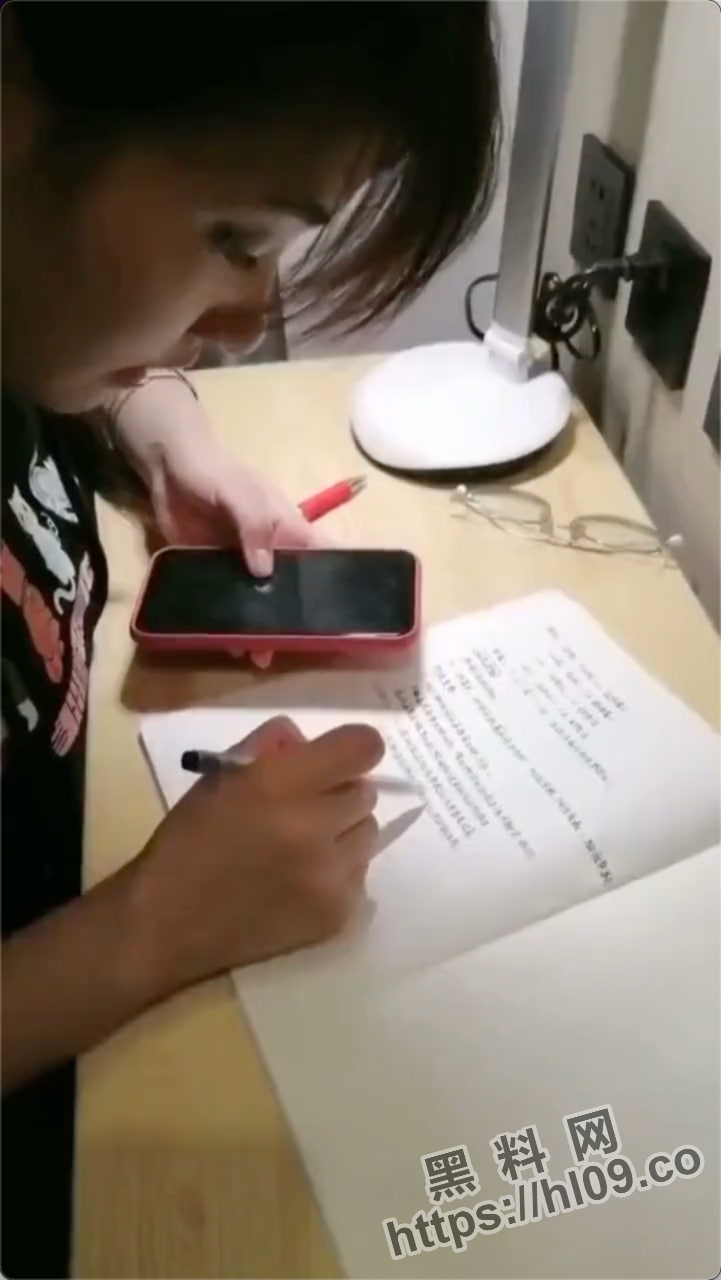 「打电话系列」约炮清纯反差女大学生 ，边操b边给老妈打电话，精彩对白刺激十足