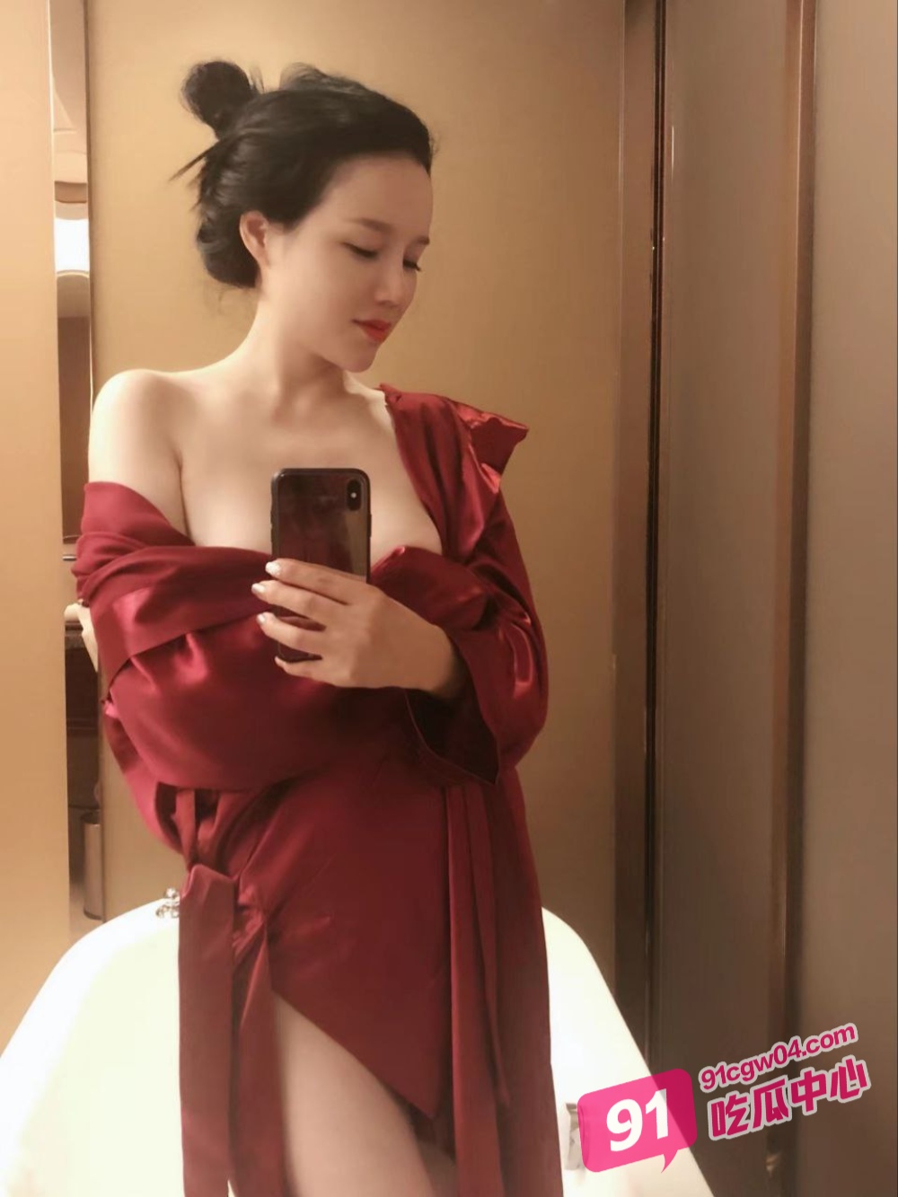 是亲生的吗？ 变态老公央求妻子在儿子旁边大胆露点露逼勾引儿子 自己悄悄拍摄场面刺激！ 配图
