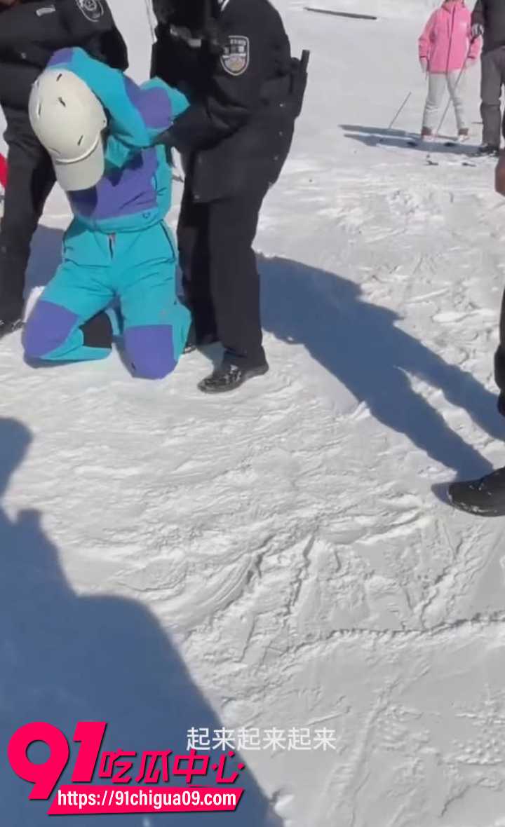 河北云居滑雪场男子当众掏屌蹭女教练2
