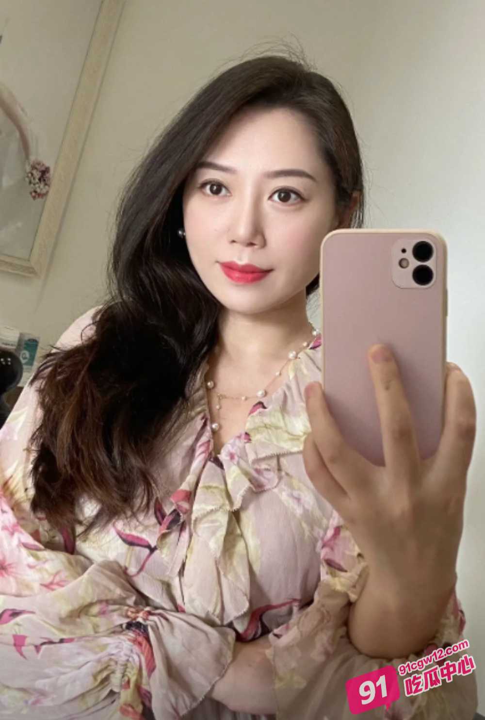 这样进去不行的 我只是让你蹭蹭”熟女少妇被小伙无套各种猛怼 受不了连连求饶