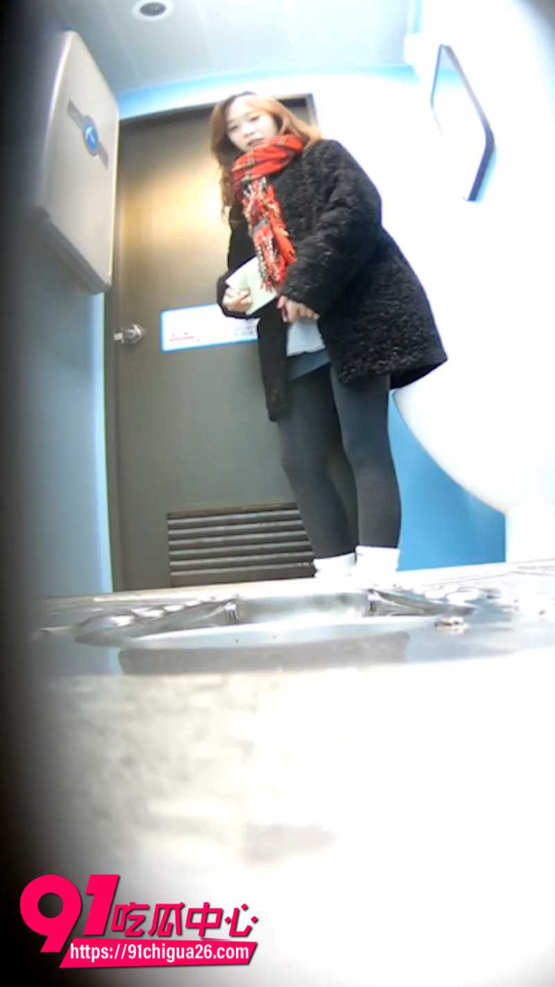 厕拍大神在火车上的女厕偷拍3