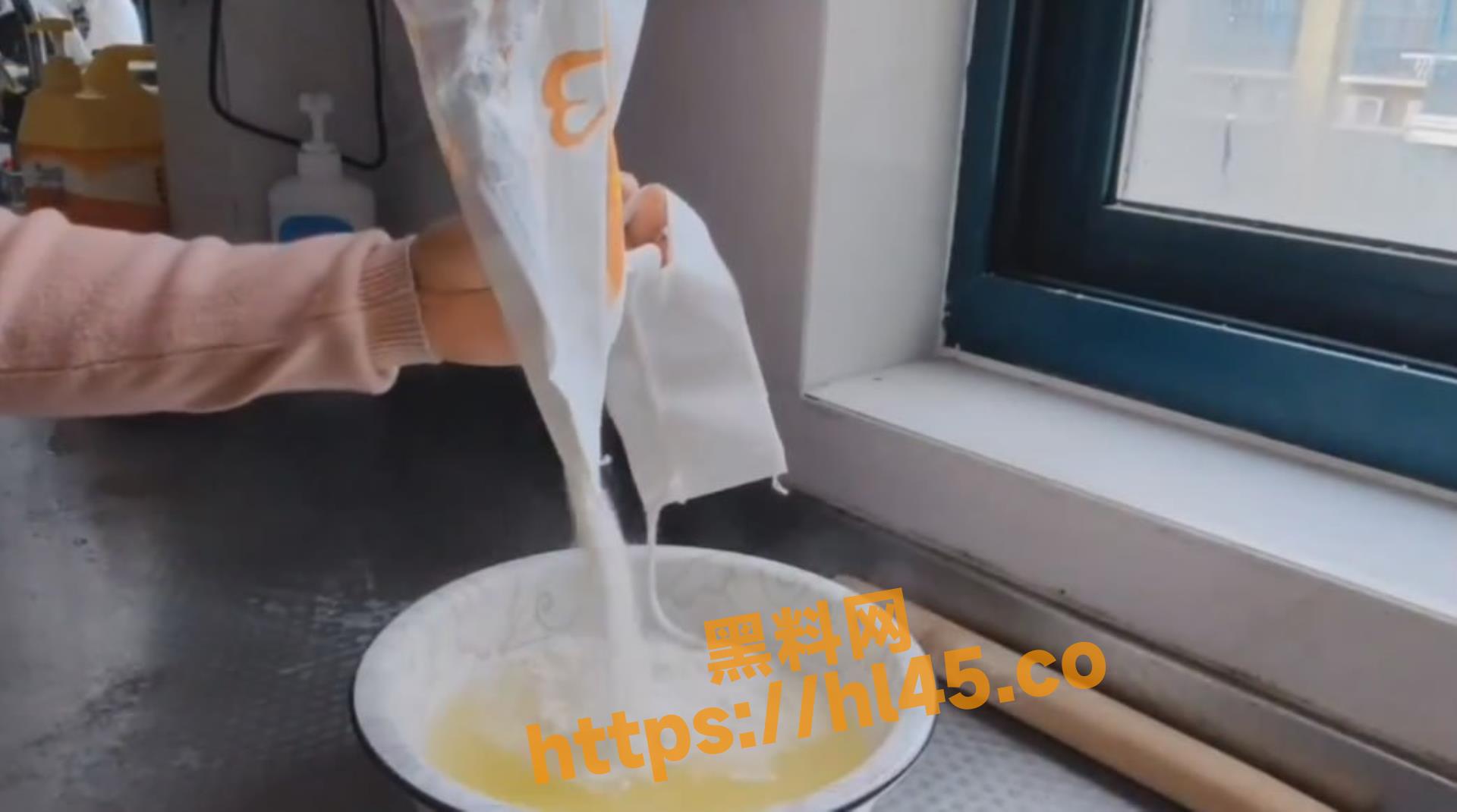 重口预警！土豪重金购买 油炸屎水饺 5000块钱一盆 炸裂！