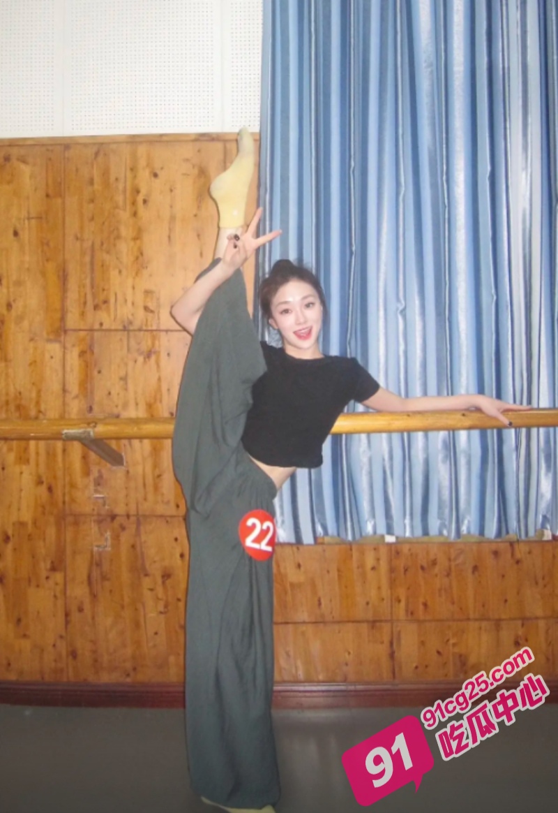 商场女厕全景偷拍 小姐姐有点不讲卫生呀 尿完抖几下就走了！ 配图2