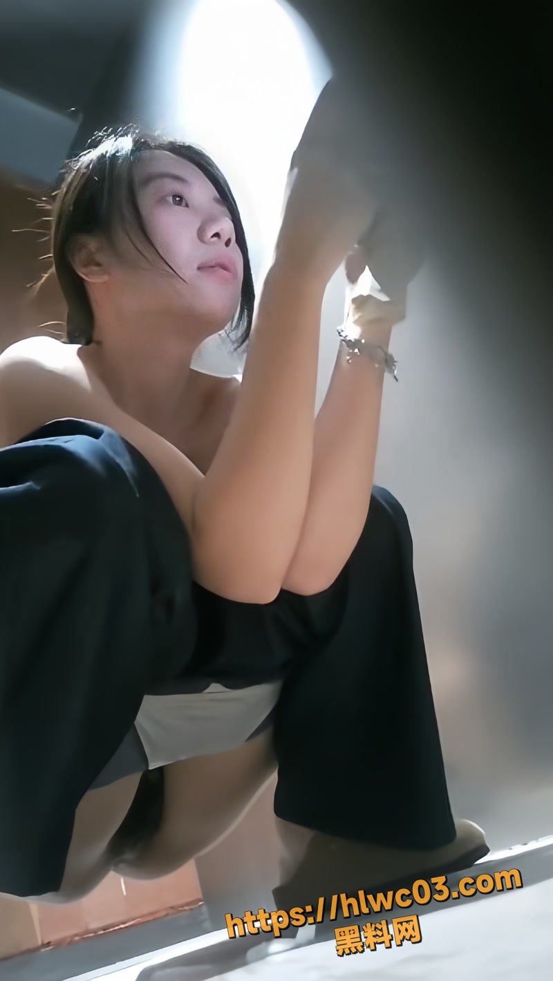商场女厕竟然暗中安装监控 偷拍超美小姐妹拉尿全过程