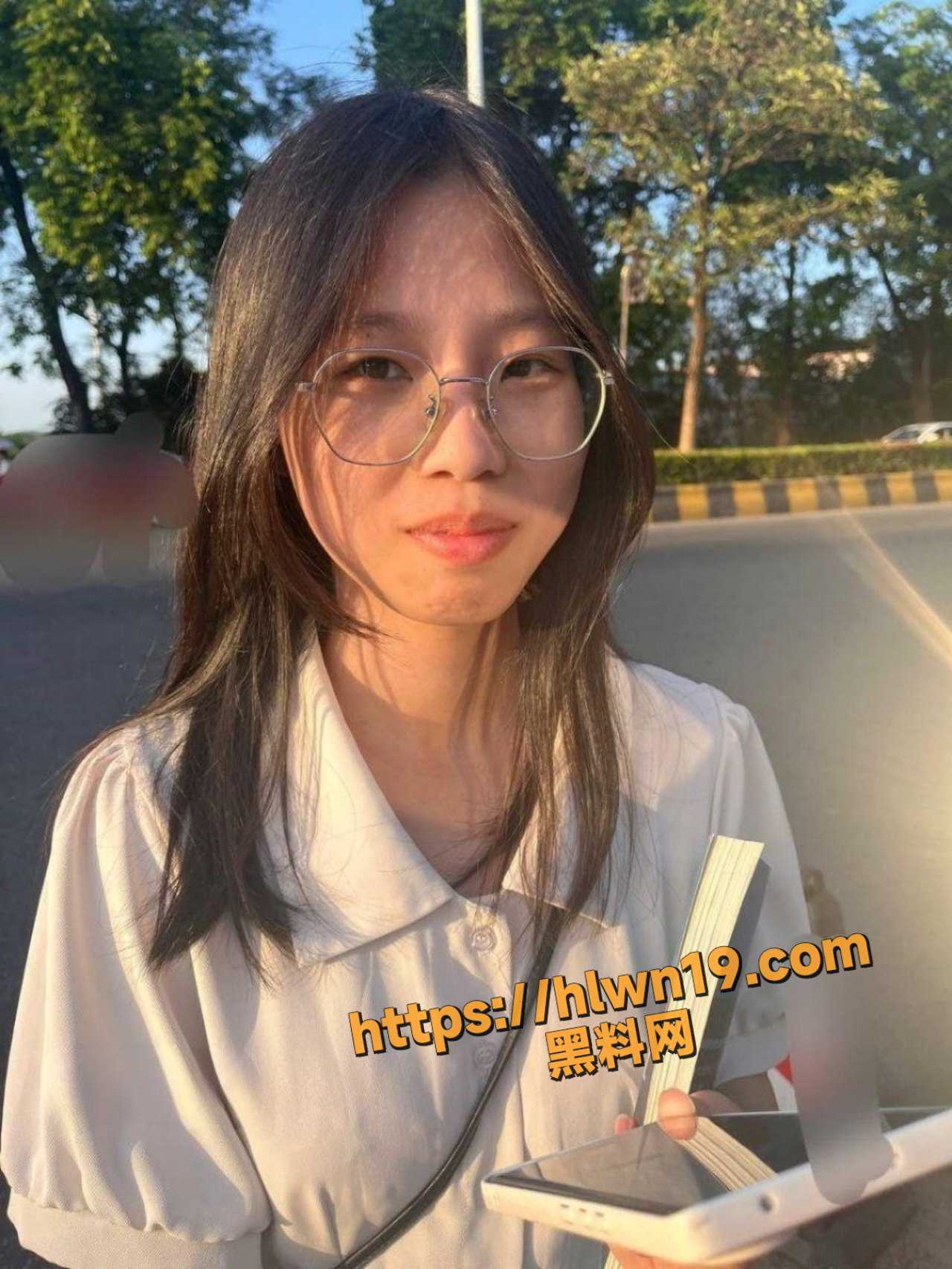 看着姨妹美艳的胴体心中一阵冲动 一把将姨妹搂在怀里 清澈如水的大眼 用哀求的眼神看着我！
