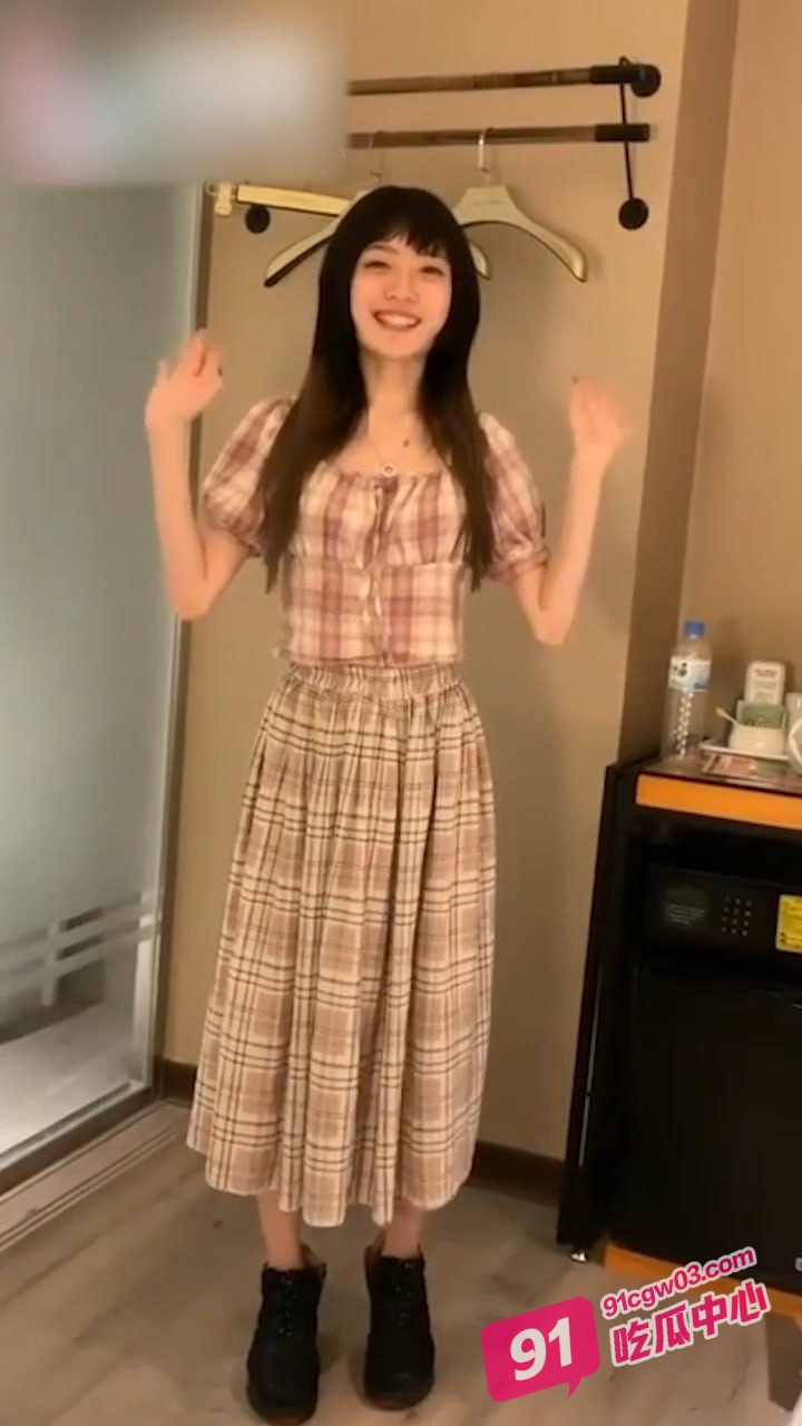 大型潜规则现场 导演面试女演员床戏 进门就脱衣服给导演嗦鸡巴