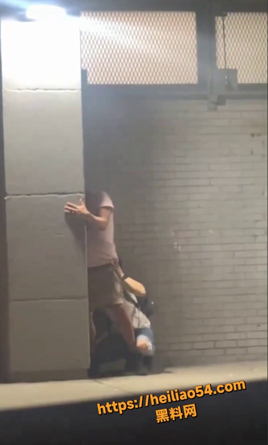 国外男同街头亲热 当众舔屁眼被偷拍 尺度炸裂直击底线！