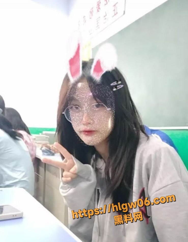 衡阳南华大学李嘉琪裸聊视频泄密，风情眼镜妹私密互动，风骚姿态撅臀露奶!