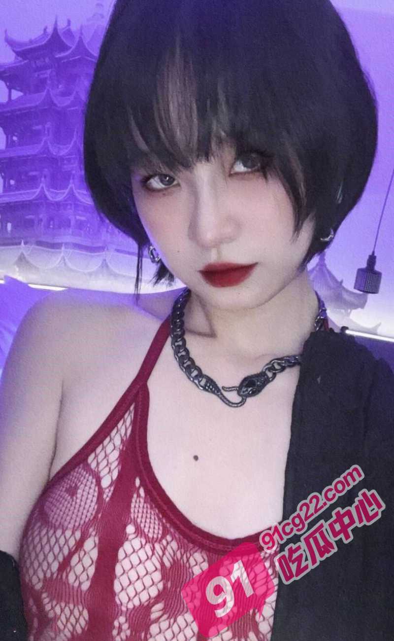 中南财经政法大学周芸芸 把第一次交给男友 竟被其炫耀性爱视频！ 配图