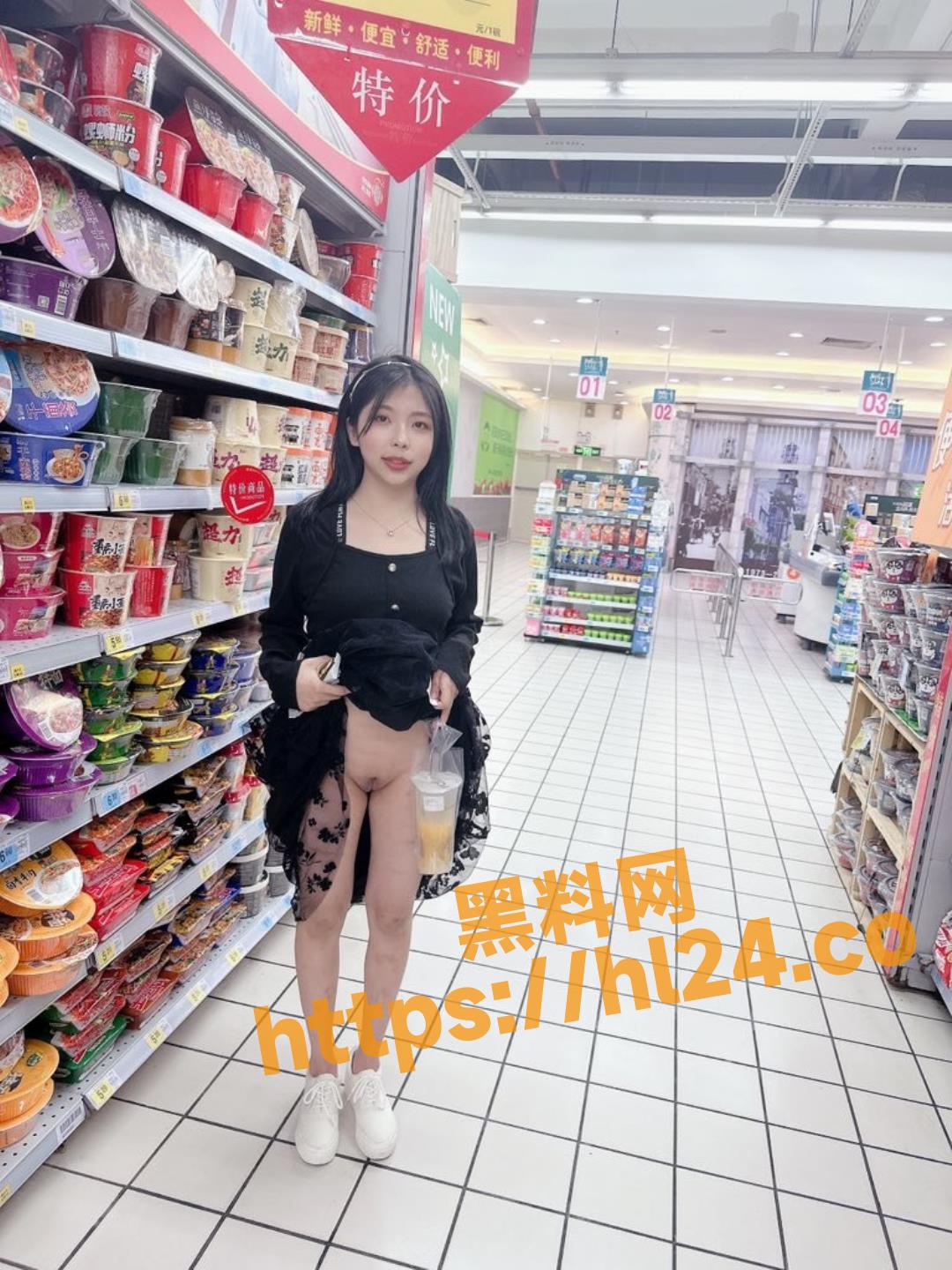 顶级骚货反差母狗，超市公园户外露出，下跪舔脚趾头反差的实在跟她清纯的模样不沾边