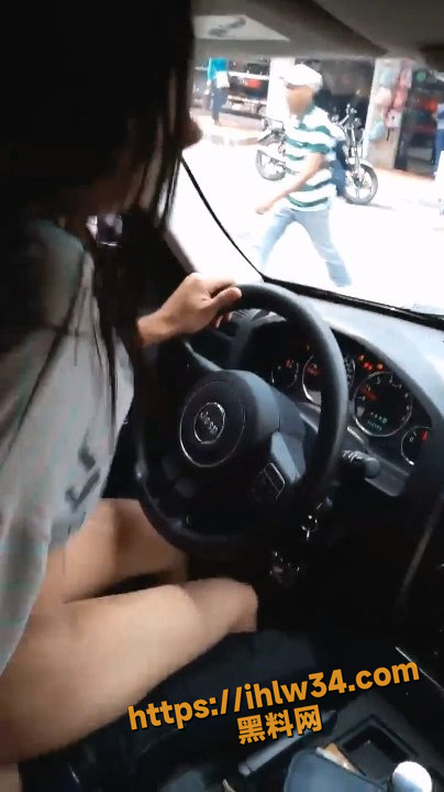 闹市区边开车边观音坐莲 女主屁股摇的飞起 还能一边开车 兄弟这一波操作够牛逼啊！