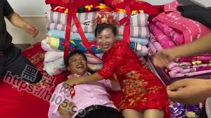 婚礼闹洞房-脱光伴娘，新郎新娘表演啪啪口交，摸新娘咪咪