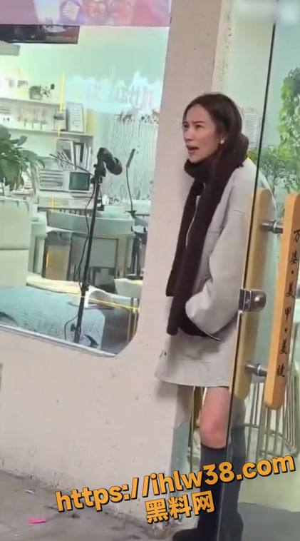 商业街两女子吵架，年轻妹子被大妈按在地上锤，被打得半死手机也不松手！